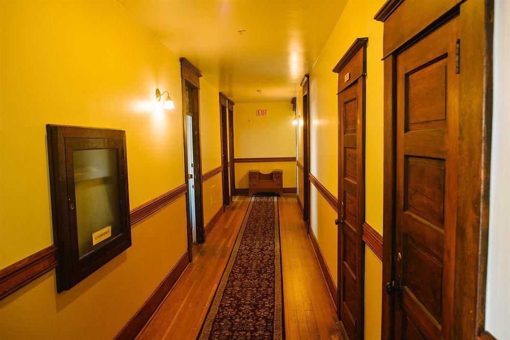 Royal Hotel צ'יליוואק מראה חיצוני תמונה